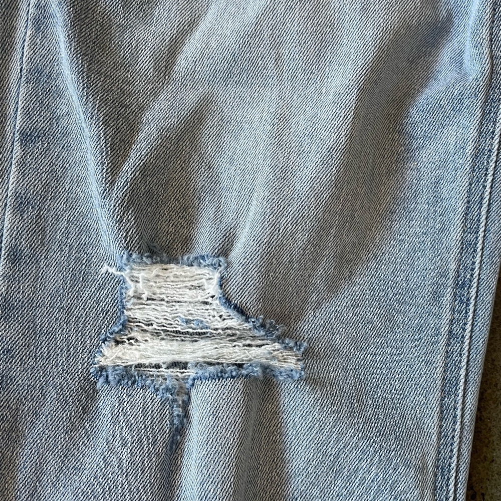 NWOT Cello Light Blue Distressed Women’s Mom Jeans Size 11 - Picture 6 of 7
